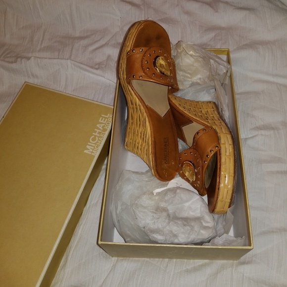 Authentic Leather Michael Kors Shoes - Picture 3 of 4